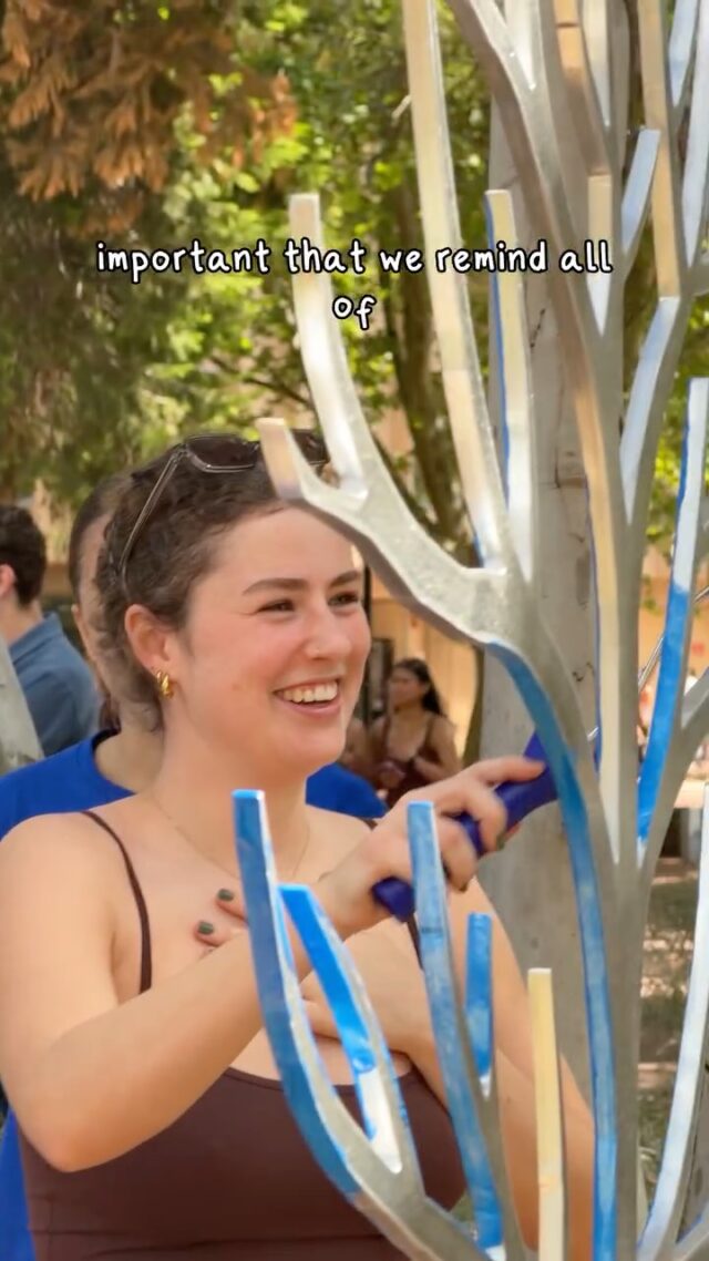 What better way to kick off mental health week than painting a blue tree and a free donut? 🍩 

The @uwastudentguild invited us down to campus this morning to bring their new blue tree sculpture to life with their community. 

It’s a reminder that asking for support doesn’t have to wait until things get really tough. Have a yarn with a mate, drop into the uni wellbeing service or reach out for professional support. 

Help is never as far away as it can seem 💙

@universitywa